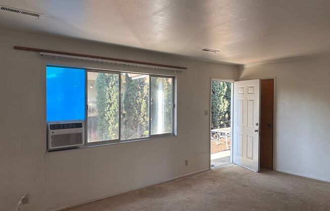 SINGLE-STORY RENTAL OPPORTUNITY! AMPLE SQUARE FOOTAGE. 2 BEDROOM/1 BATHROOM! LARGE COUNTRY KITCHEN!