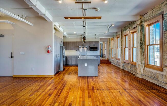 LUXURY   CONDOS IN THE HEART OF ALAMO CITY