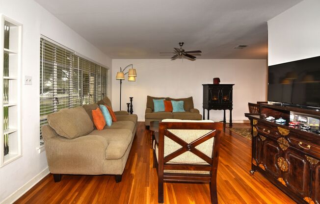 2 beds, 1 bath, $1,400, Unit UNIT # E