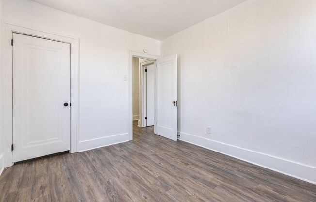 3 beds, 1 bath, $1,300, Unit (201 Locust)1st FLR Right