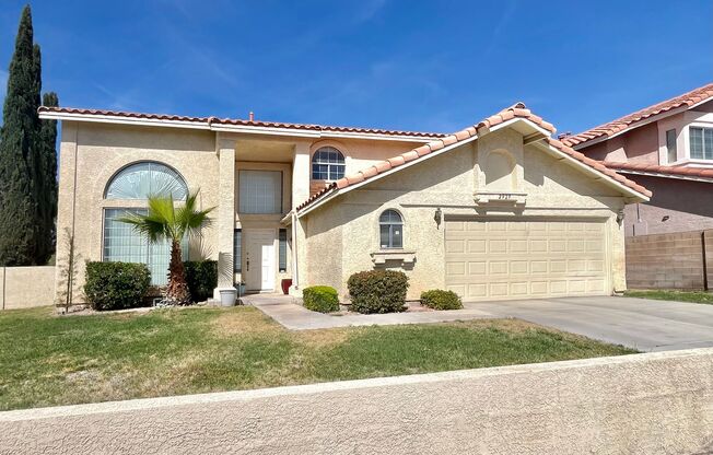 Gorgeous 4 Bedroom Home with Pool & Spa Located in The Lakes