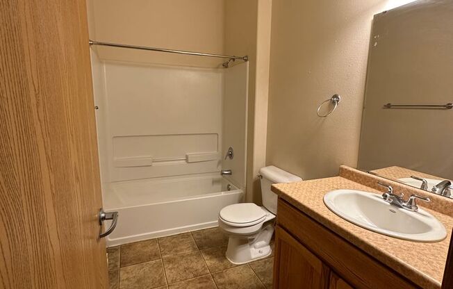 1 bed, 1 bath, $595, Unit B