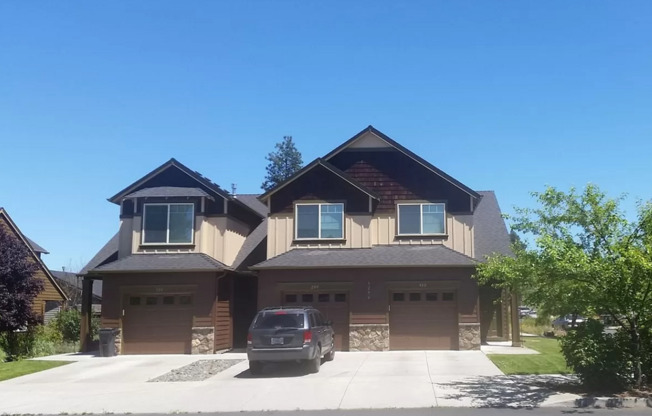 2 Bed/1.5 Bath Townhome Near the Old Mill