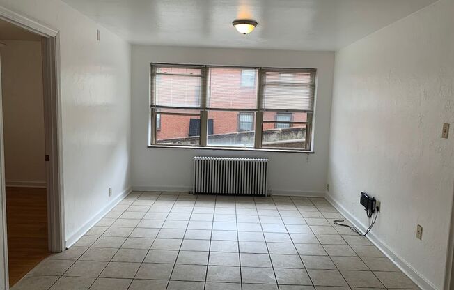 3 beds, 1 bath, $2,195, Unit 206D