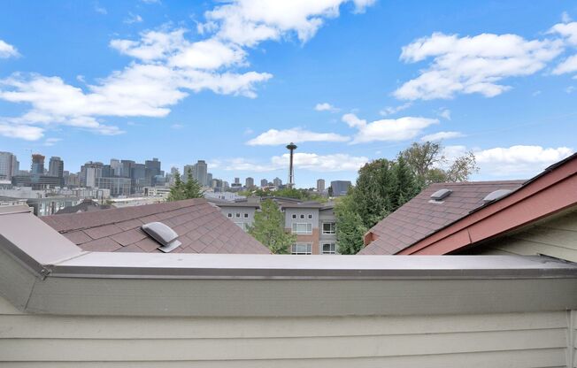 Rooftop Deck & Convenient Seattle Location