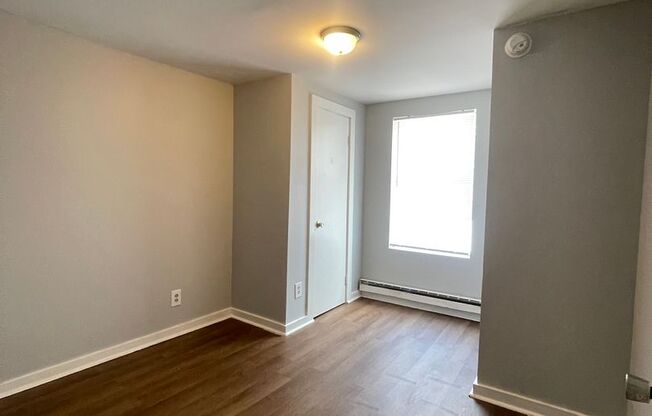 3 beds, 1 bath, 900 sqft, $1,350, Unit C