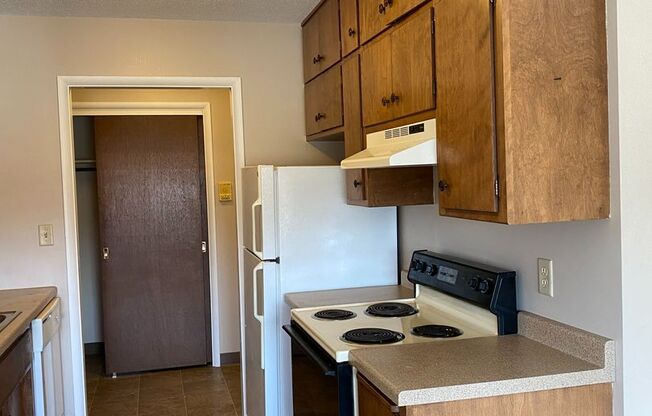 2 beds, 1 bath, 920 sqft, $725, Unit 24