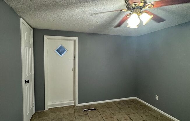 2 beds, 1 bath, $1,095