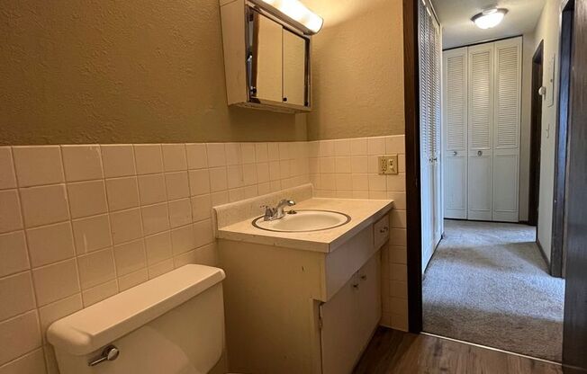 2 beds, 1 bath, 878 sqft, $915, Unit 301