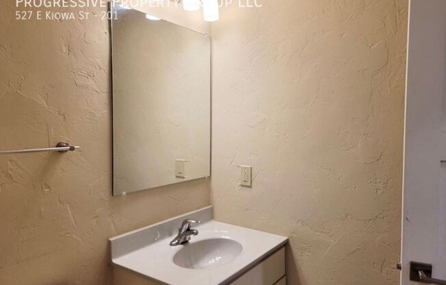 2 beds, 1 bath, 960 sqft, $1,900, Unit 527EK-201