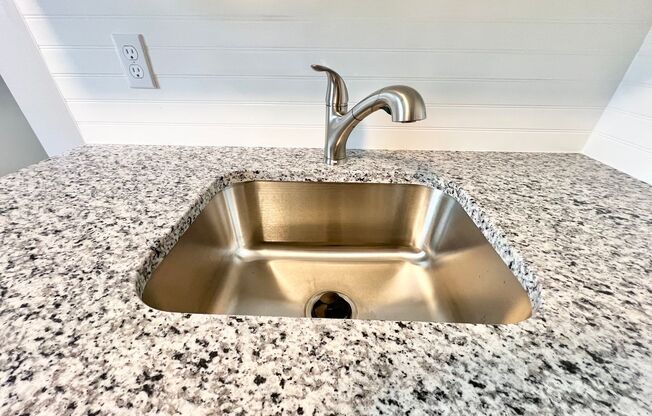 2 beds, 1 bath, $1,515, Unit 451 Frizzell Avenue Unit D R