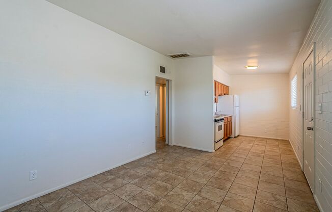 2 beds, 1 bath, 850 sqft, $1,095, Unit 5632 S. Montezuma St.  # 01