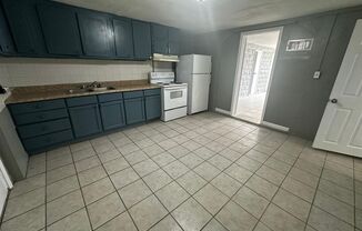 3 beds, 2 baths, $1,900, Unit 01