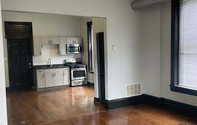 2 beds, 1 bath, 800 sqft, $1,600