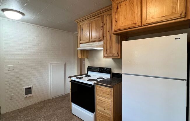 2 beds, 1 bath, $1,595, Unit Unit C-20