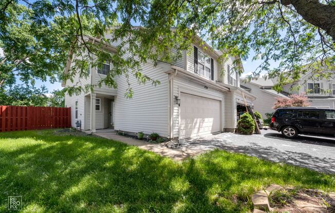 2 Bedroom Townhome in Lakewood Village in Mundelein!