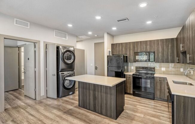 3 beds, 3 baths, 900 sqft, $2,400, Unit 300