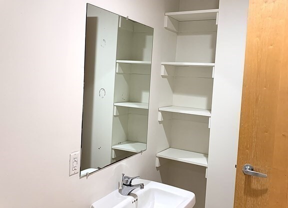 1 bed, 1 bath, 570 sqft, $2,600, Unit 8G