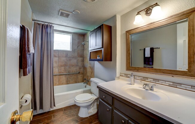 2 Bed 1 Bath Duplex - Remodeled!