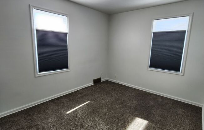 Darling remodeled 2 bdrm house w/ fenced yard! Pet OK!