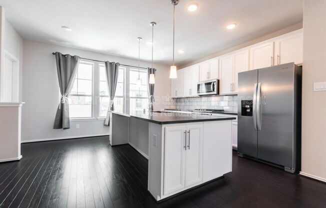 3108 ROSELAND TERRACE LN