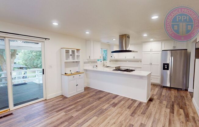 *MILWAUKIE!!!  A GARDENER'S DELIGHT, GORGEOUS OUTDOOR LIVING, STYLISH AMENITIES!
