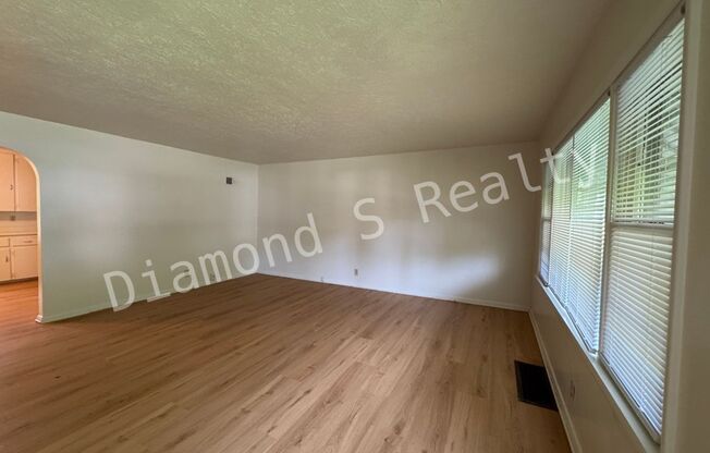 Cute 2 Bedroom Home Located Near Fort & Sunshine!