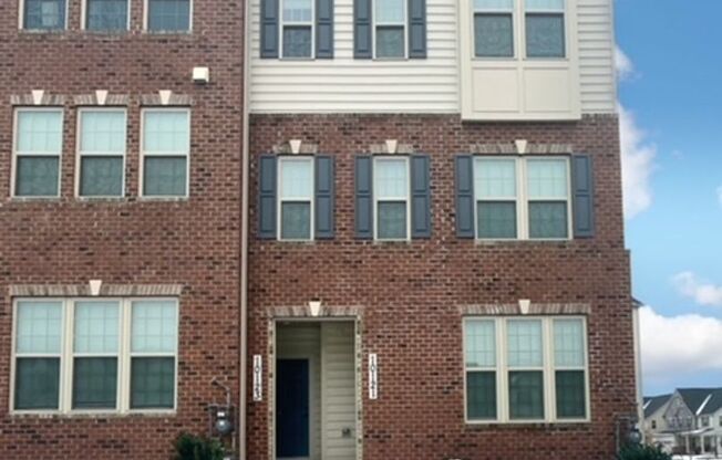 Stunning 3 bedroom/2.5 bathroom end unit condo townhome