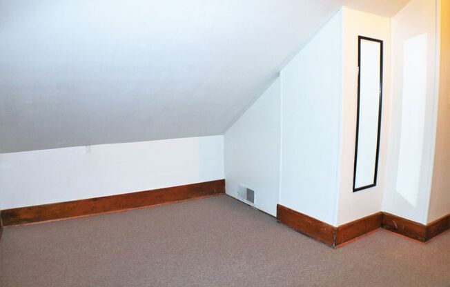 2 beds, 1 bath, $1,150, Unit 608 1/2 Ronalds Street