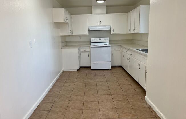 2 beds, 1 bath, $2,425, Unit B2