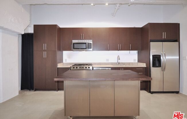 Studio, 1 bath, 930 sqft, $2,850, Unit M02