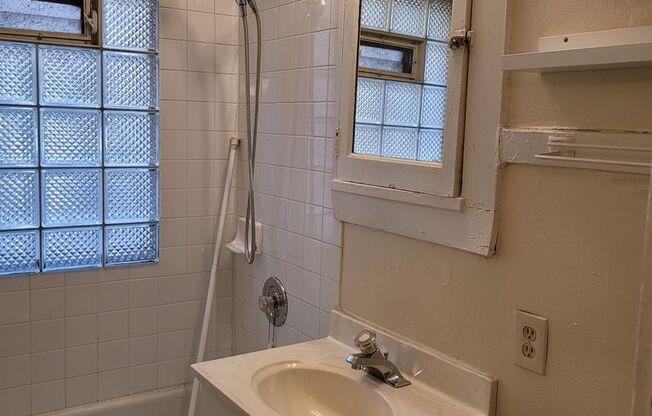 Studio, 1 bath, $895, Unit 14