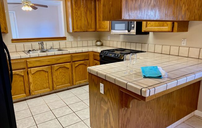 $2,450 Willow & Nees, 3 Bedroom - N Adler, Clovis - Pool