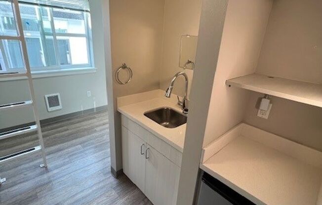 Studio, 1 bath, 156 sqft, $895, Unit O10
