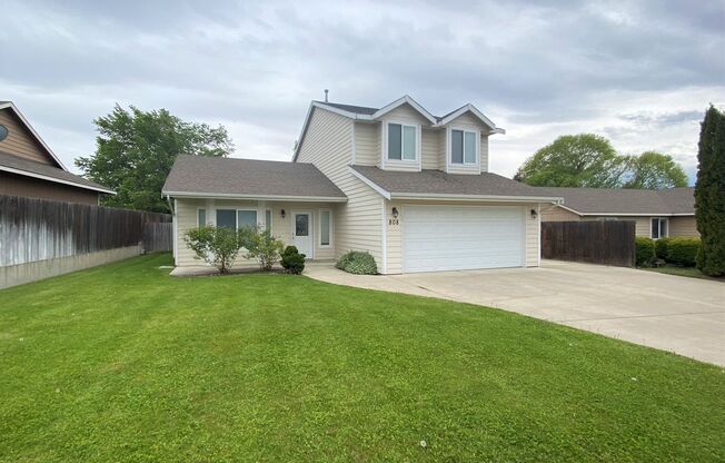 Backyard Oasis: 3 Bedroom 2 Bath House Available!