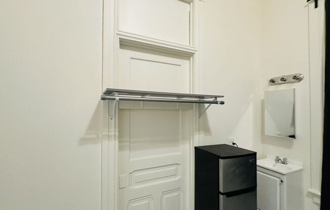 Studio, 1 bath, $825, Unit 16