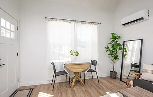 ✨Modern 2BD/2BA Townhome-Style Unit in Foster-Powell – Prime Location!✨