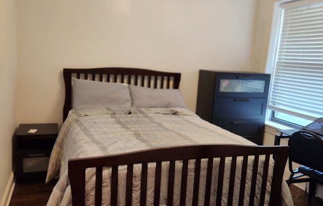 Updated Lakeview 1 Bed, Plus Den/Offce, 1 Bath Residence