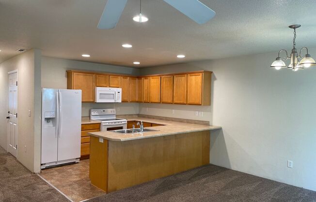 ***Holiday Move-In Special $500 Off First Months Rent*** Very Nice 3 Bedroom 2.5 Bathroom Townhome Located in White City