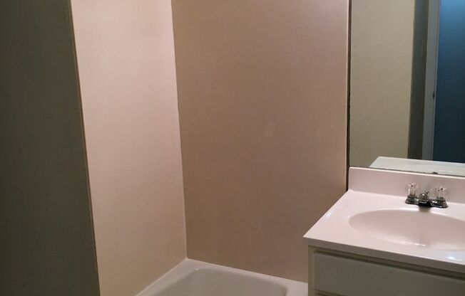 1 bed, 1 bath, 650 sqft, $795, Unit 950-11