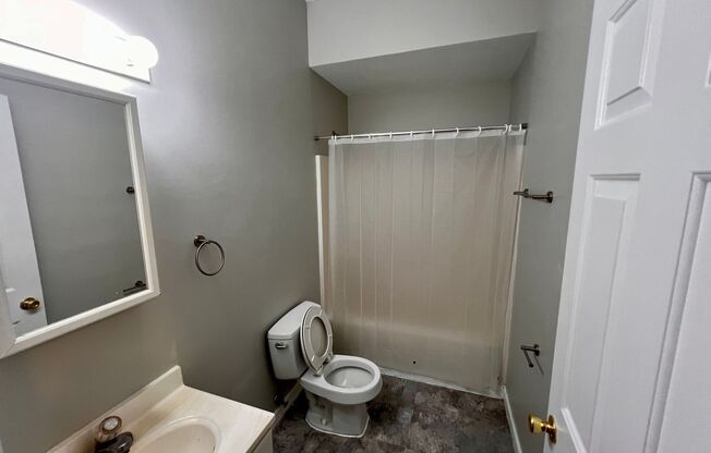 3 beds, 1 bath, $1,500, Unit 1728-03