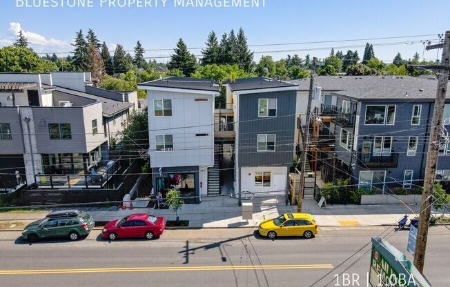 5042 NE FREMONT