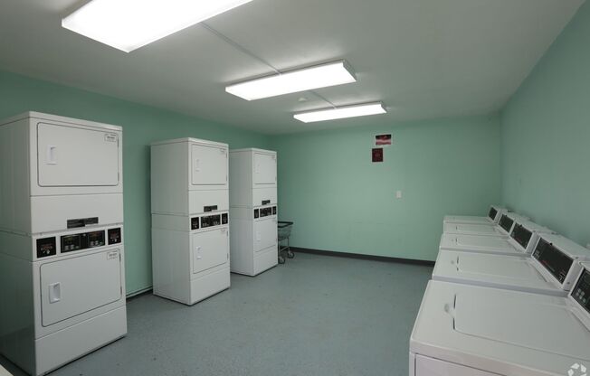 2 beds, 1 bath, 700 sqft, $825, Unit 2430-4 L