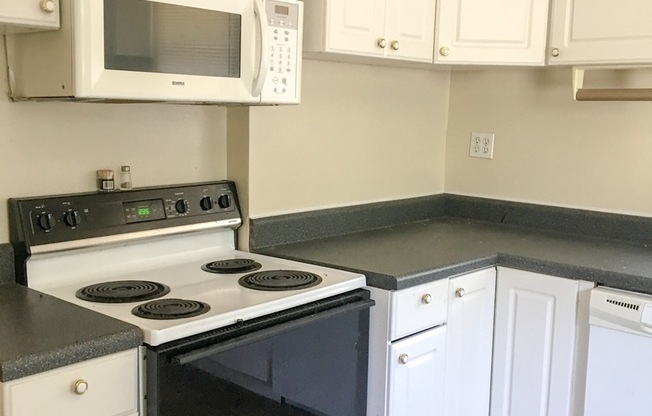 2 beds, 1 bath, $1,000, Unit B