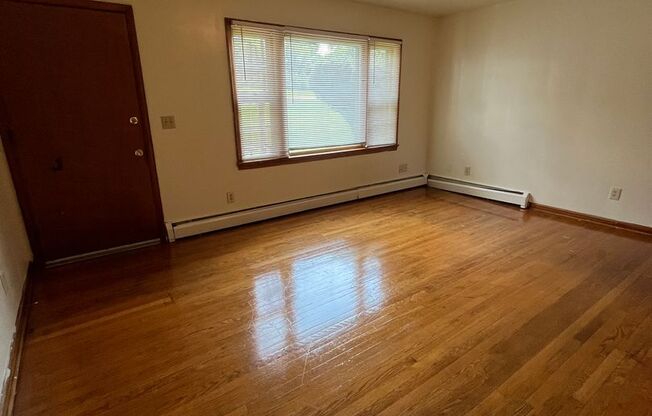 2 beds, 1 bath, 903 sqft, $1,250, Unit B-5