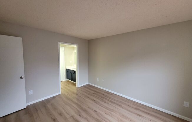 $925 - 2 bedroom 1 bath - Beautiful, newly remodeled apartment in Riverside!
