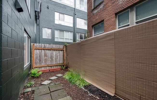 1 bed, 1 bath, 696 sqft, $1,700, Unit 215