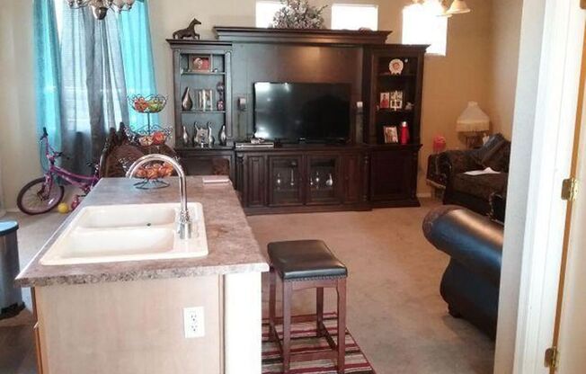 4 beds, 2.5 baths, $2,200