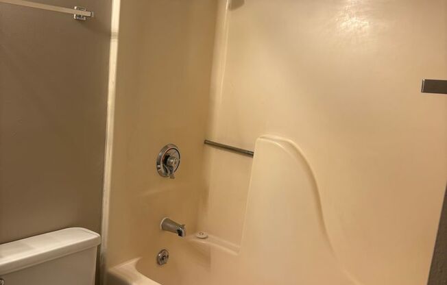 2 beds, 1 bath, 850 sqft, $1,150, Unit #14