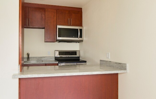 3 beds, 1 bath, 980 sqft, $3,195, Unit R-412